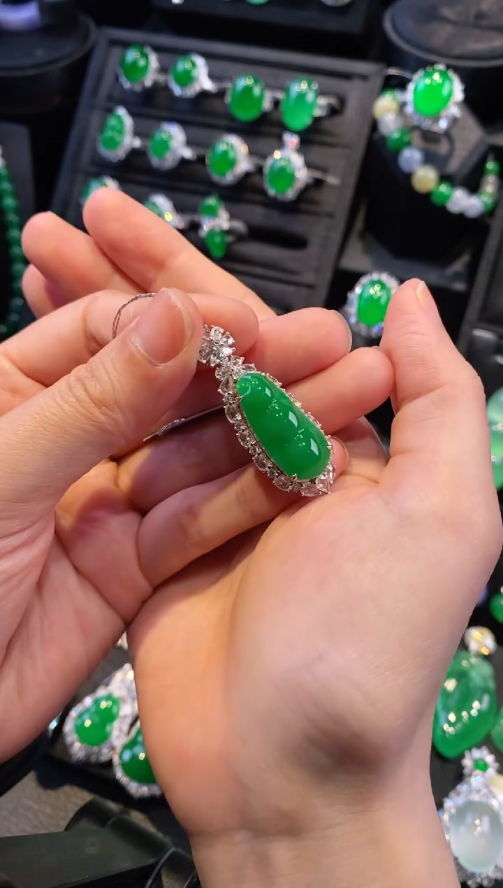 翡翠18K金镶嵌颈饰福豆吊坠4280705