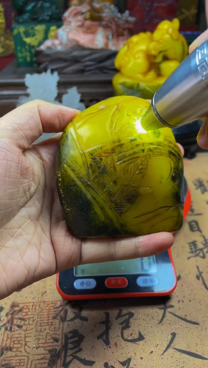 寿山石印石鸡油黄随形