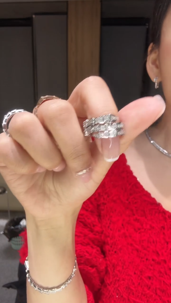 【闪购商品】钻石戒指18K金镶嵌三圈蛇戒