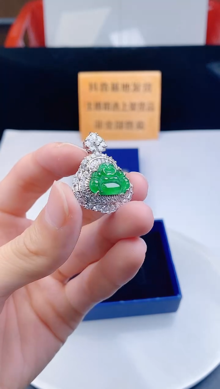 颈饰未镶嵌翡翠   