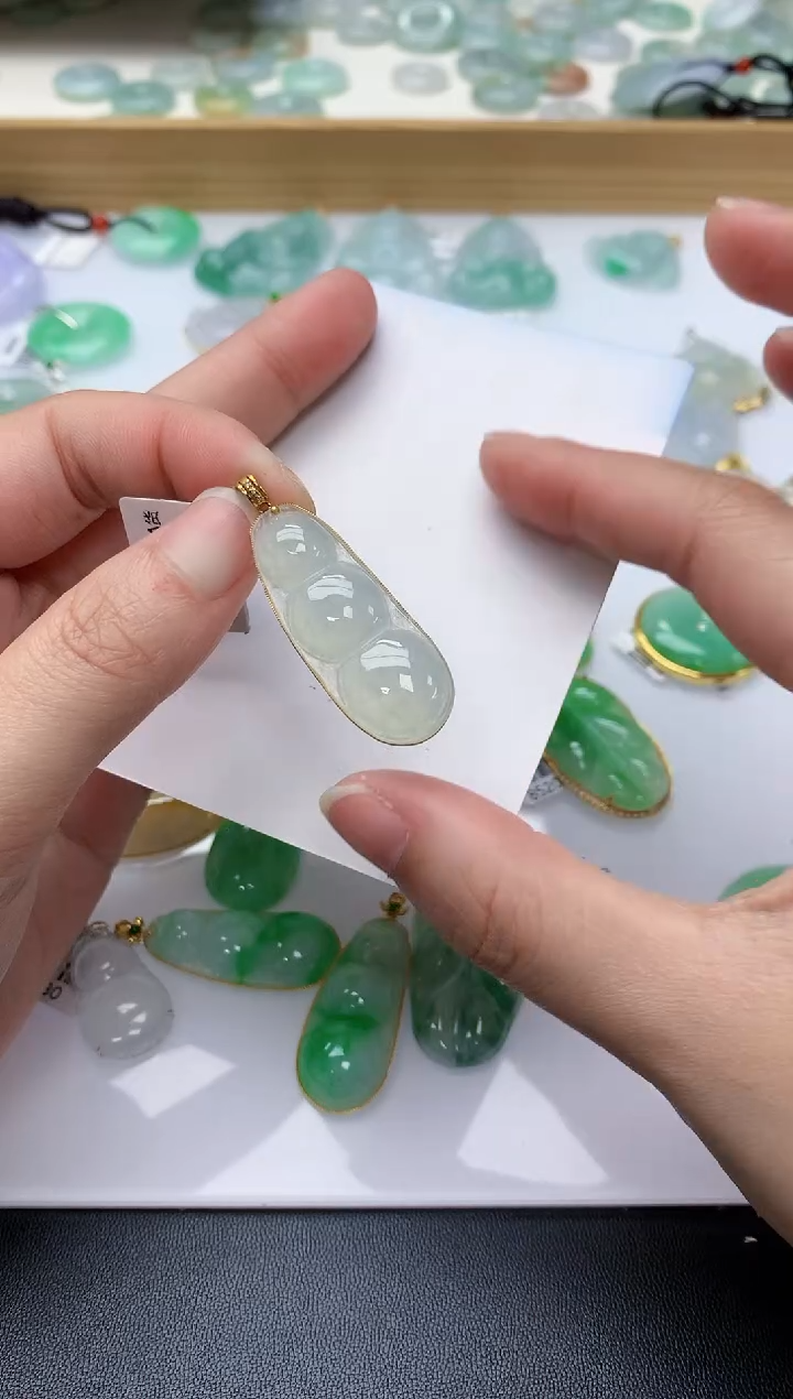 颈饰18K金镶嵌翡翠天然A货