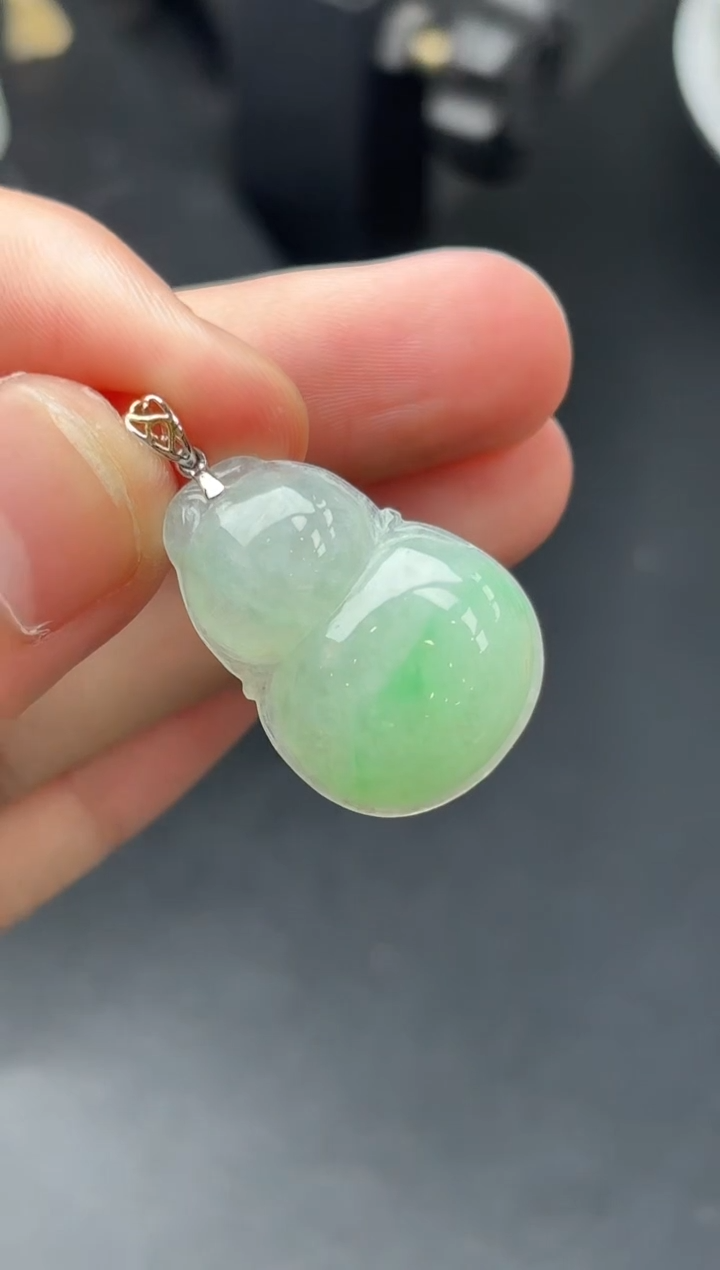 18K金镶嵌挂件翡翠葫芦