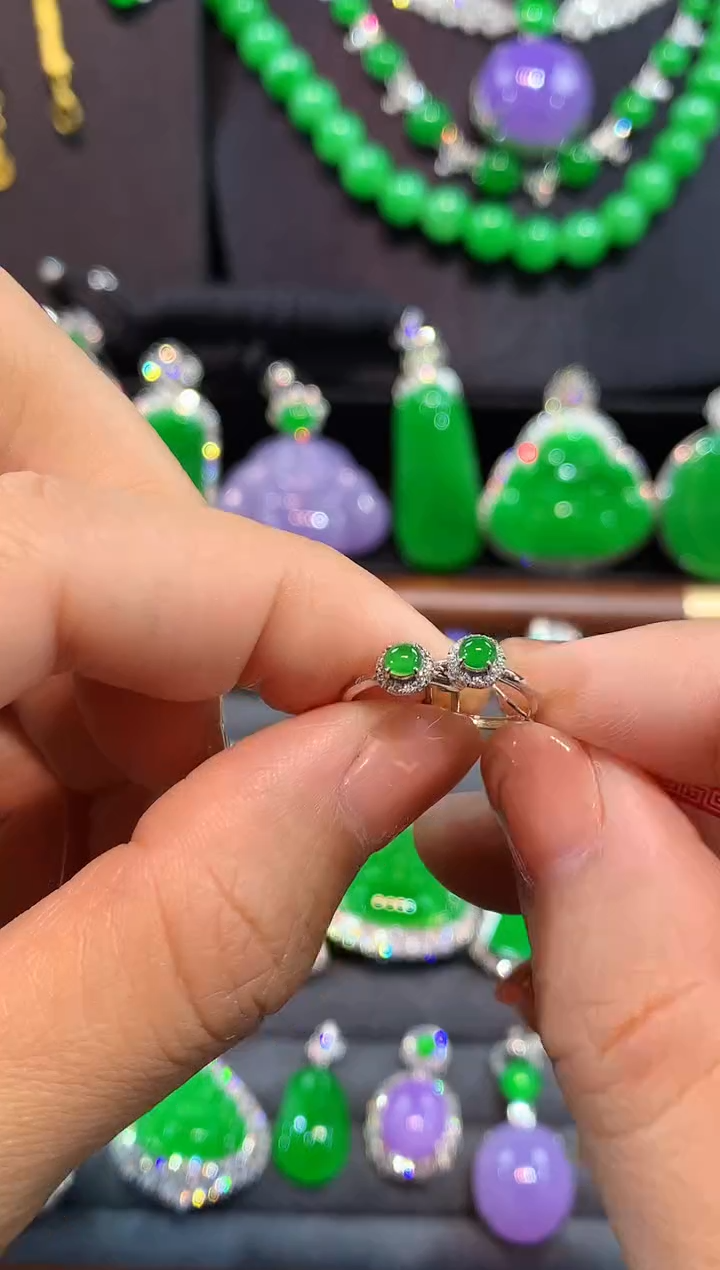 18K金镶嵌翡翠耳饰耳包