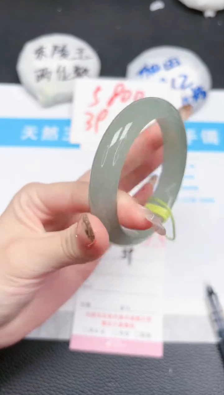 【闪购商品】石英质玉手镯未镶嵌59-55.7