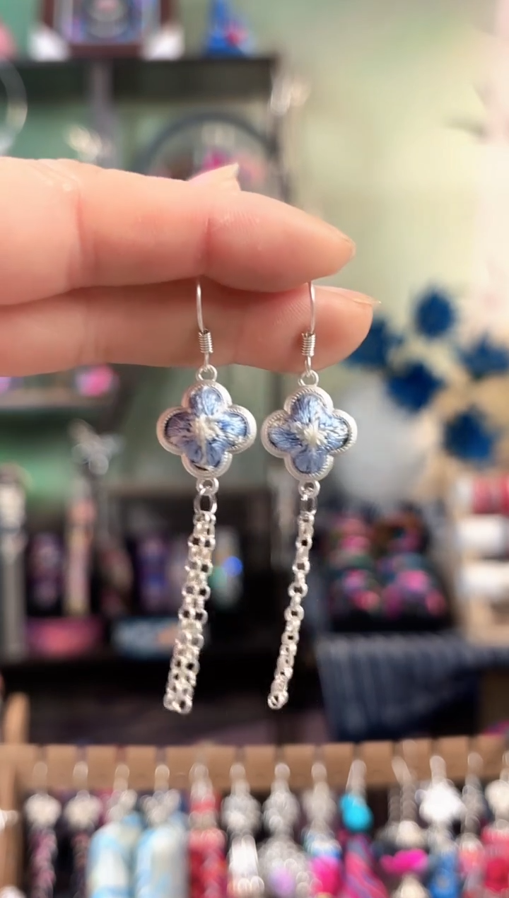 彩云南阁非遗老绣饰品805