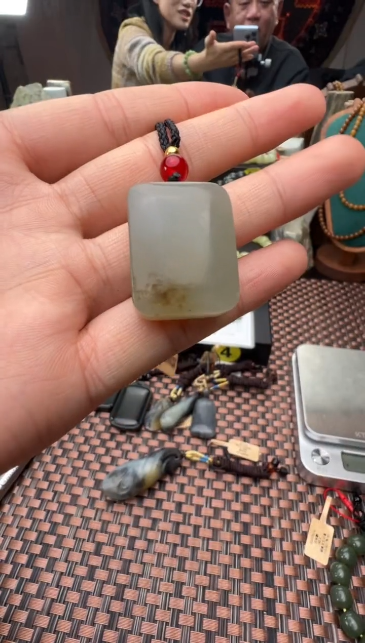 吊坠(赠链)未镶嵌和田玉走*路且末料青白玉吊坠