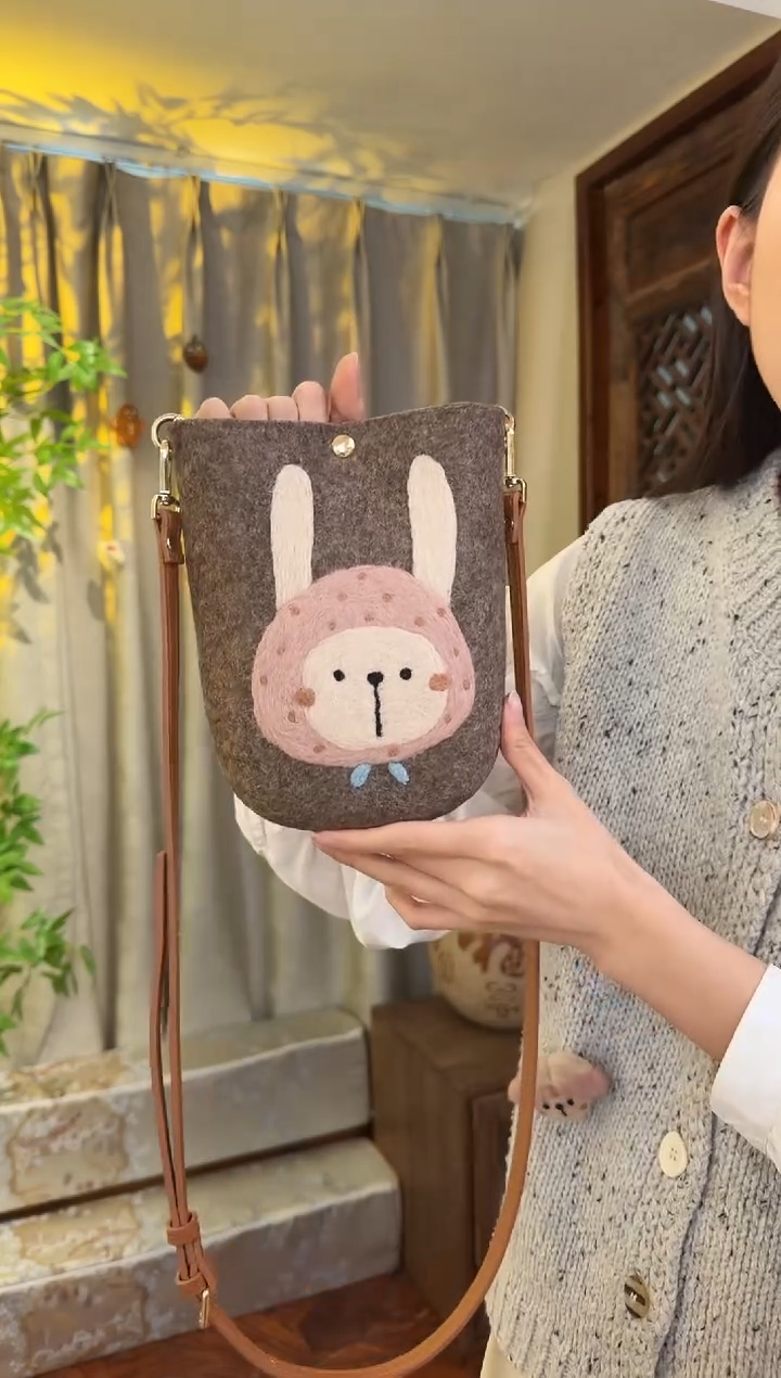 羊毛非遗羊毛毡包 手机包兔子