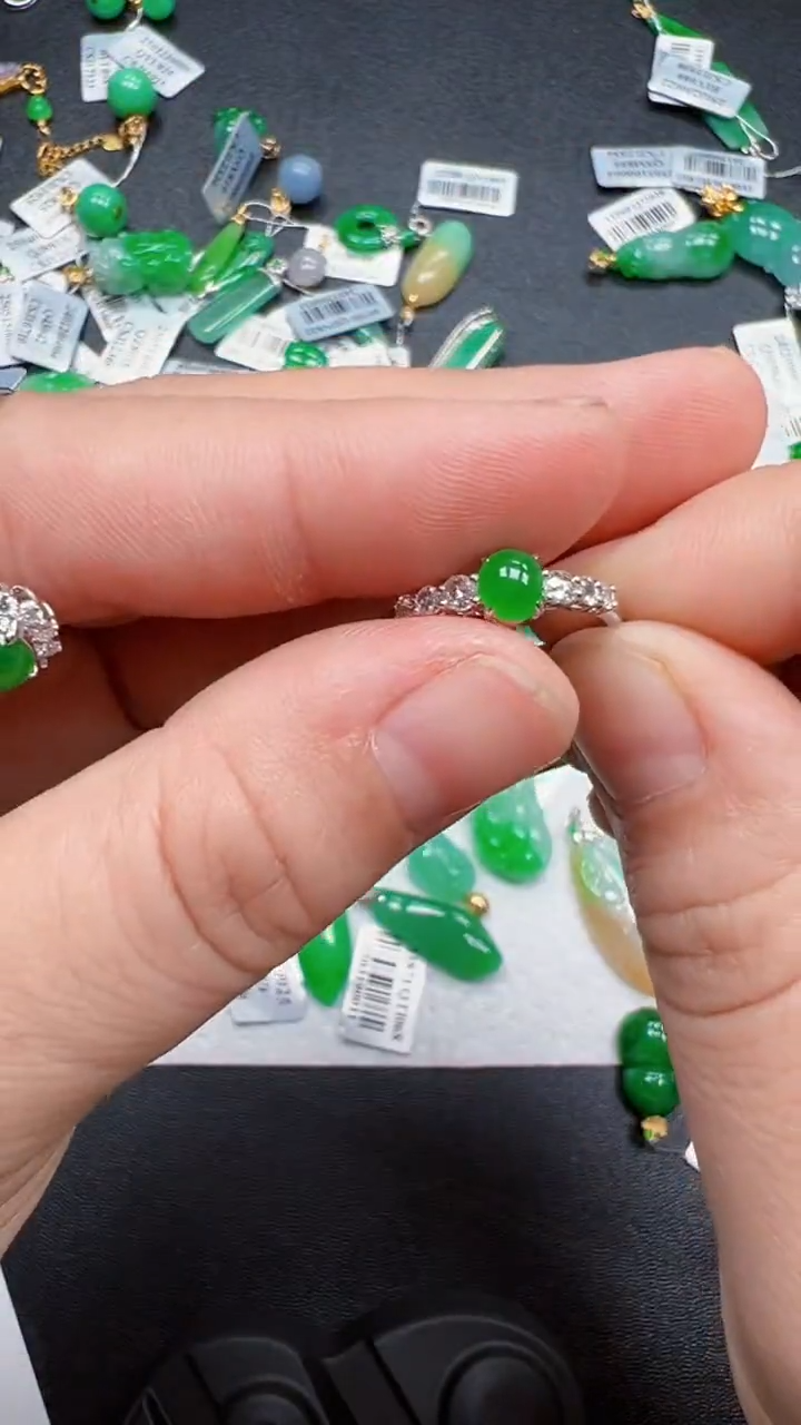 翡翠18K金镶嵌颈饰戒指