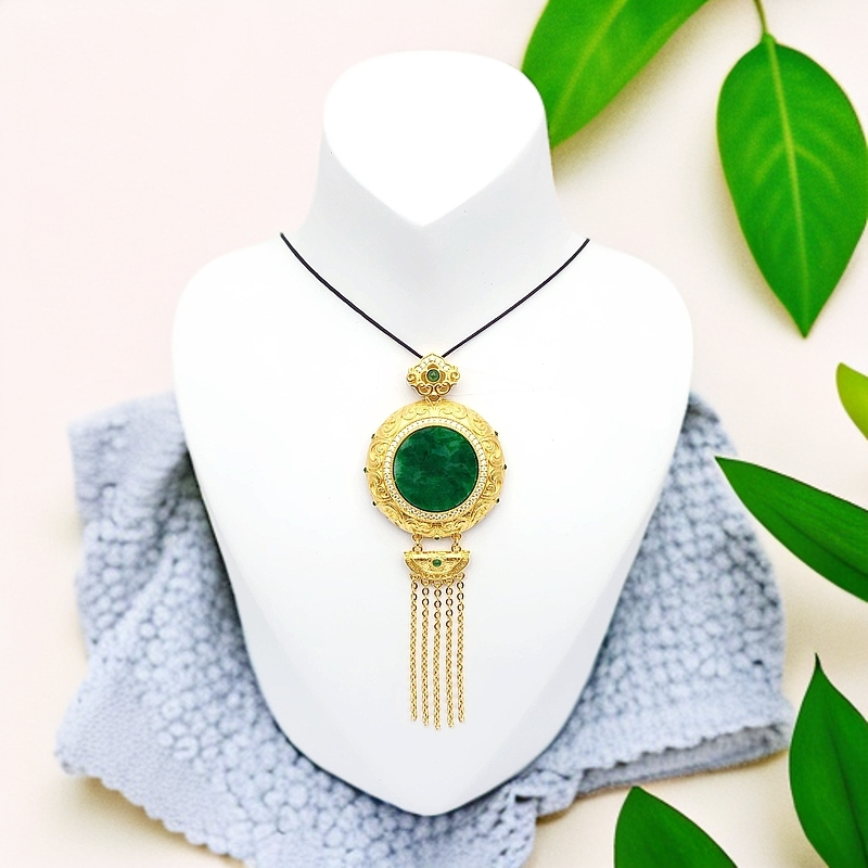 【聚鑫黄金】足金999 镶嵌流苏圆玉牌吊坠，金镶玉韵，才显你品味‌‌。