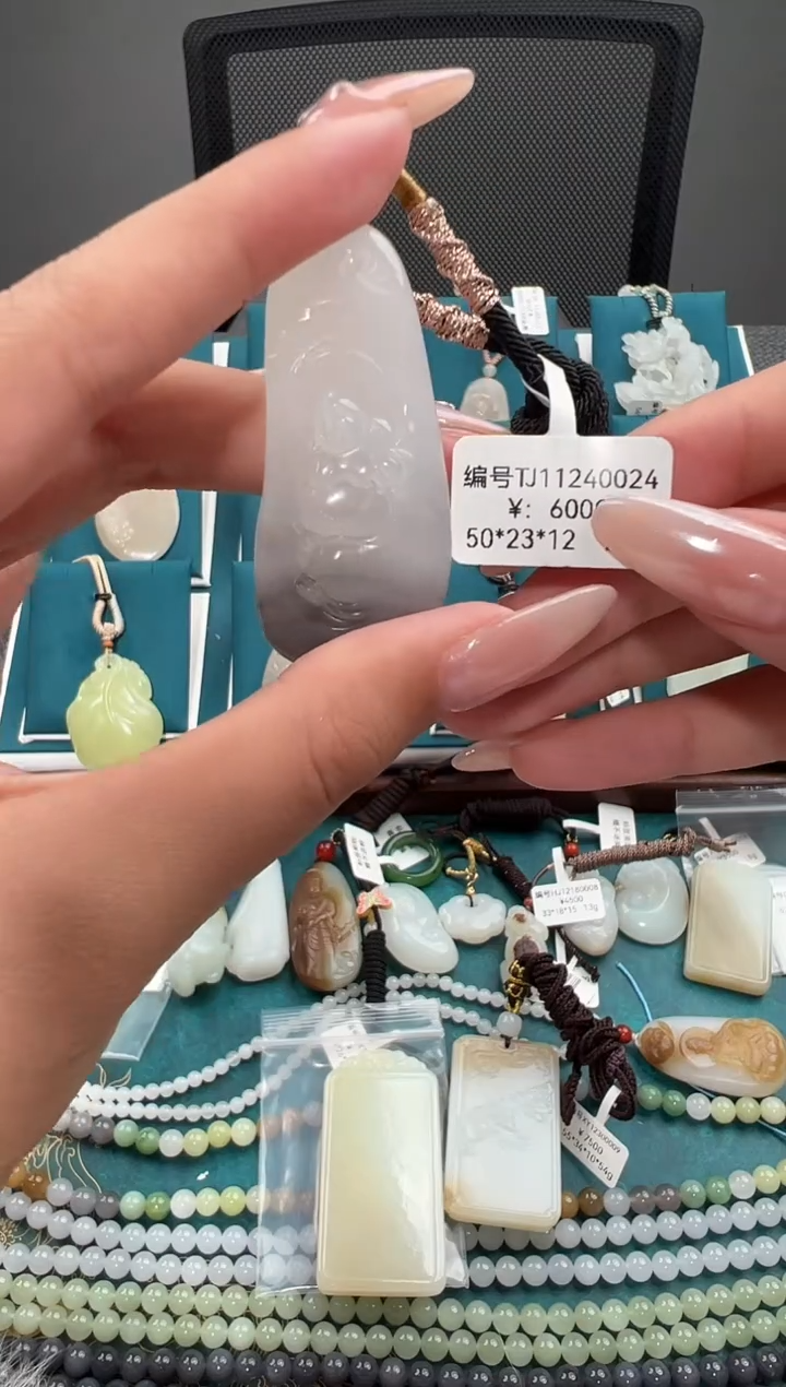 颈饰未镶嵌和田玉吊坠 TJ