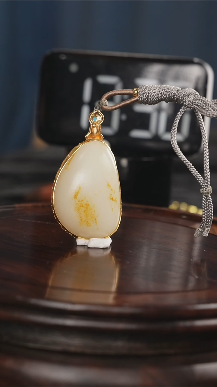 颈饰未镶嵌和田玉三****年和田玉原石