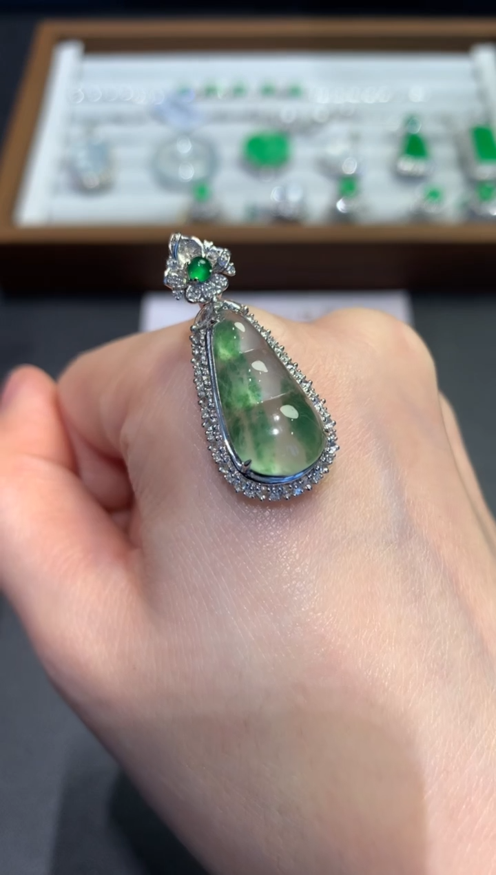 【闪购商品】翡翠吊坠(不含链)18K金镶嵌A53-6800