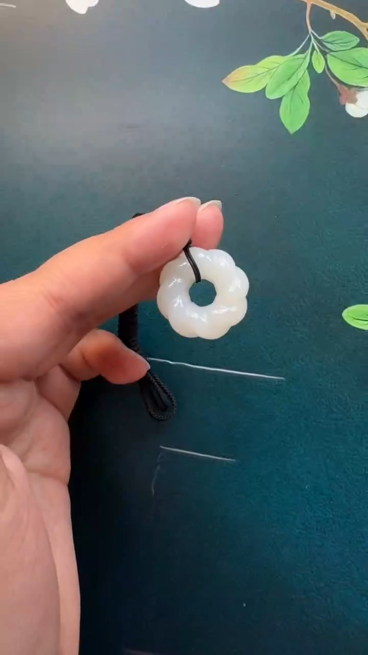 颈饰未镶嵌和田玉吊坠