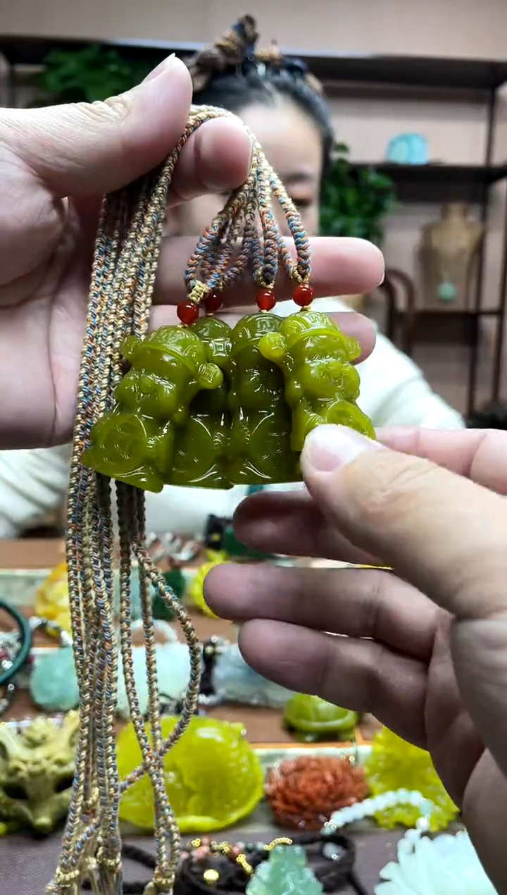 未镶嵌岫玉颈饰多样性发货发其中之一