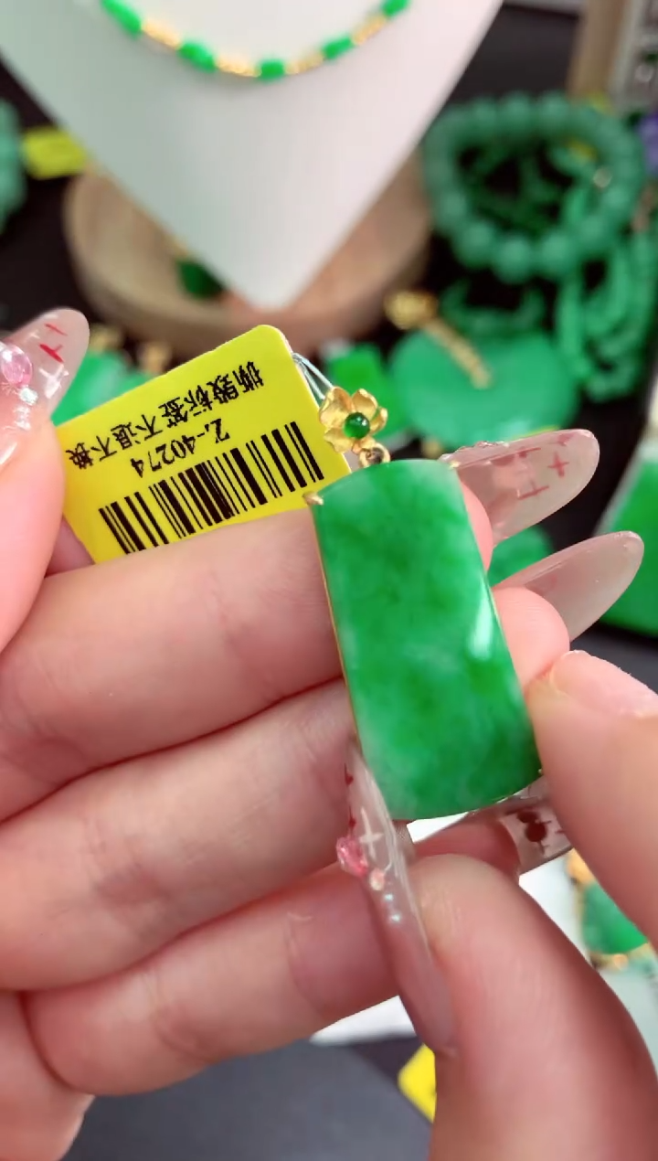 翡翠18K金镶嵌颈饰挂件