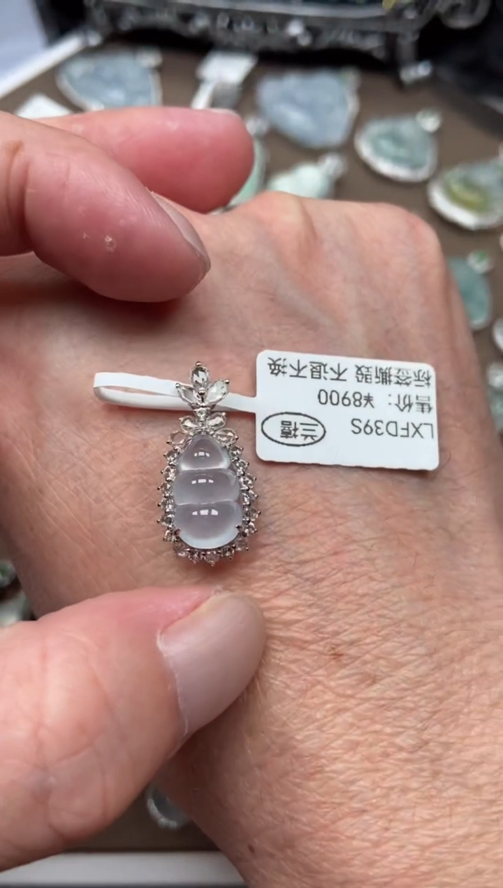 翡翠18K金镶嵌颈饰福豆