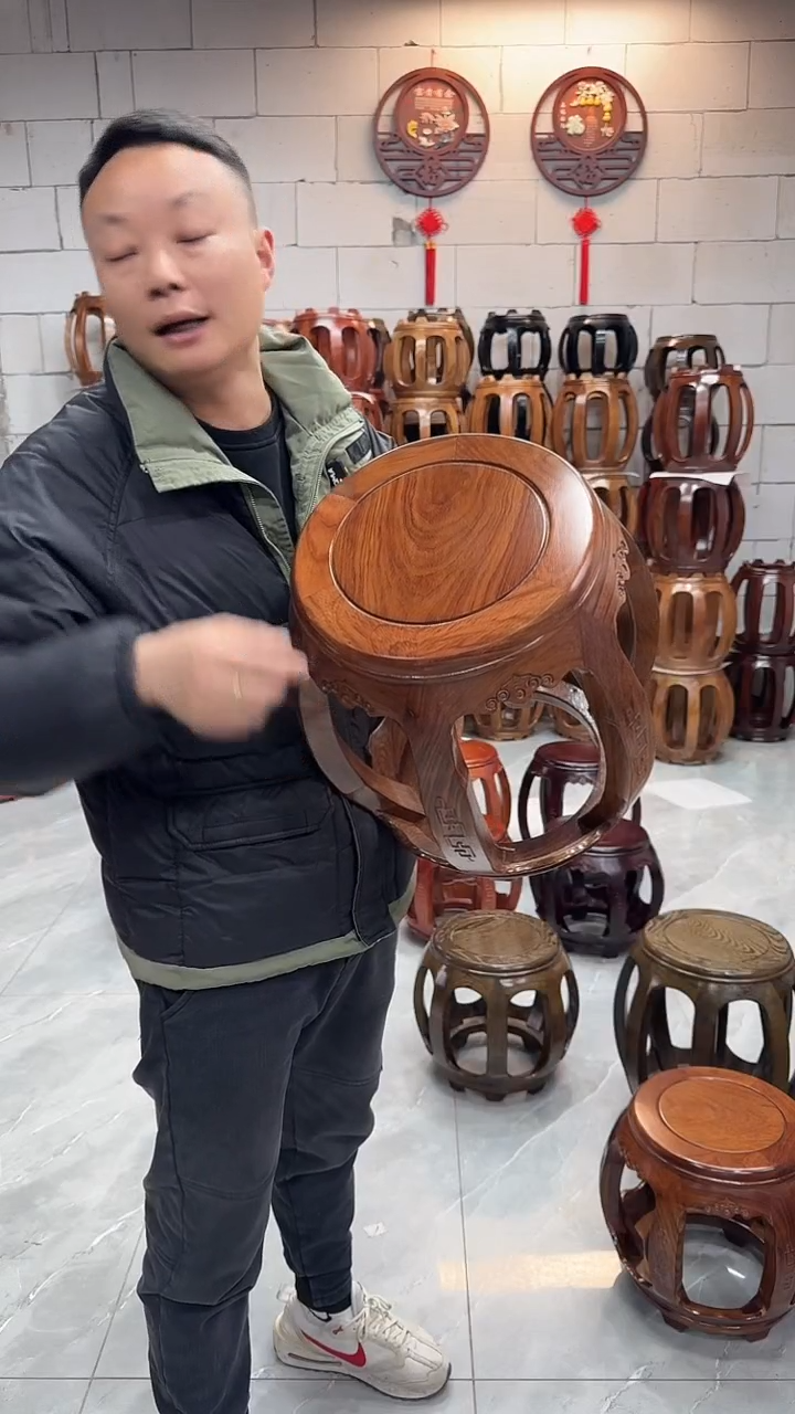 【闪购商品】花梨木类凳子胡桃色大号雕花鼓凳一个