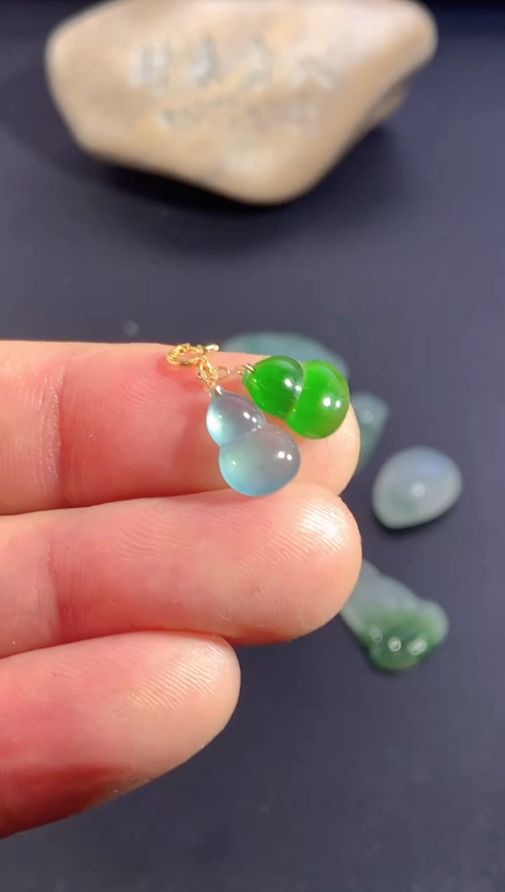 颈饰18K金镶嵌翡翠       