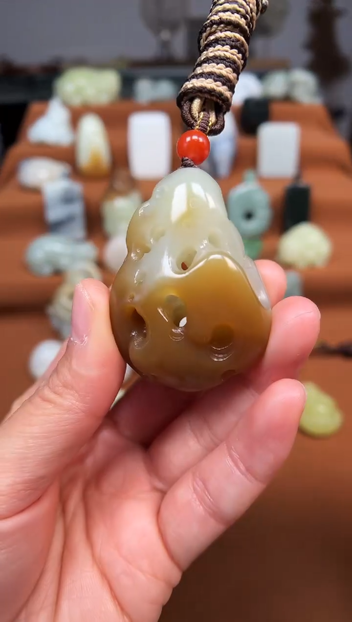 颈饰未镶嵌和田玉太湖石