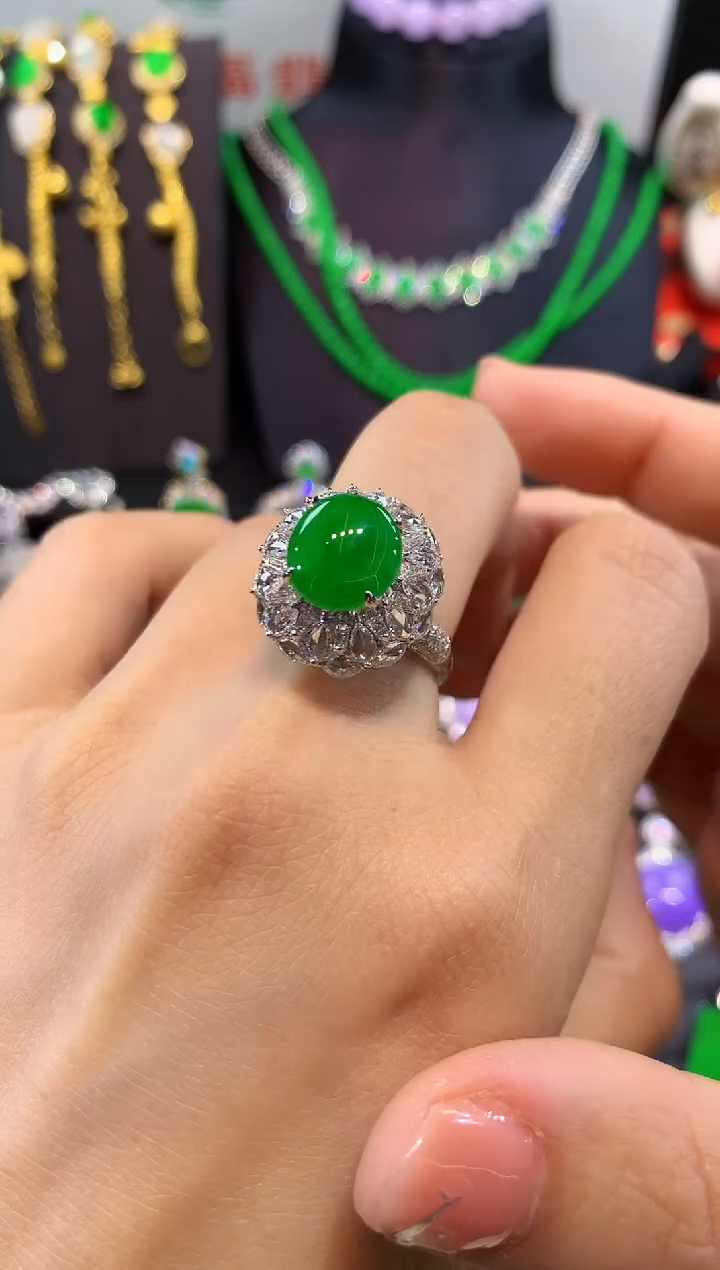 18K金镶嵌戒指翡翠戒指