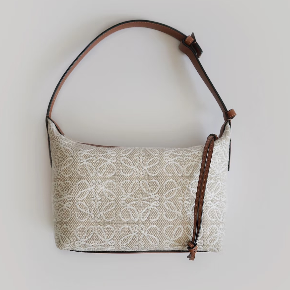 95新 LOEWE/罗意威 青奢荟/罗意威小号饭盒包/91364