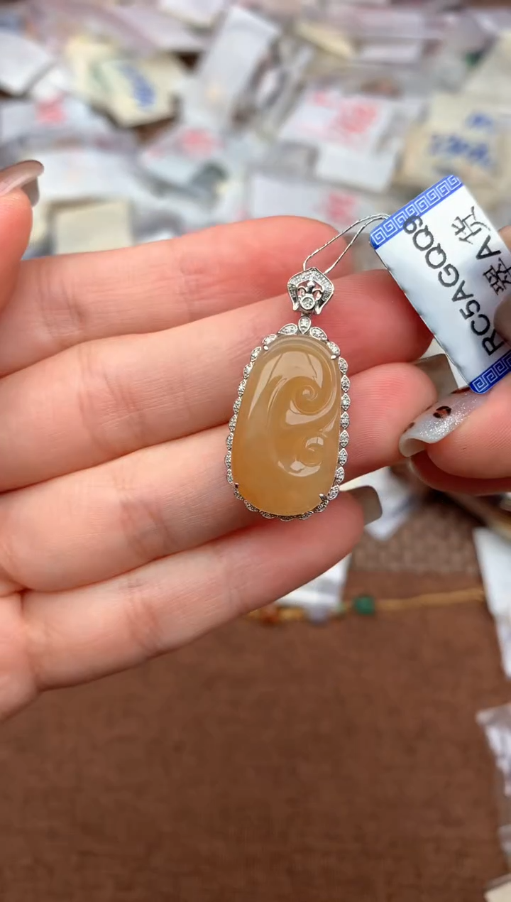 18K金镶嵌挂件翡翠—