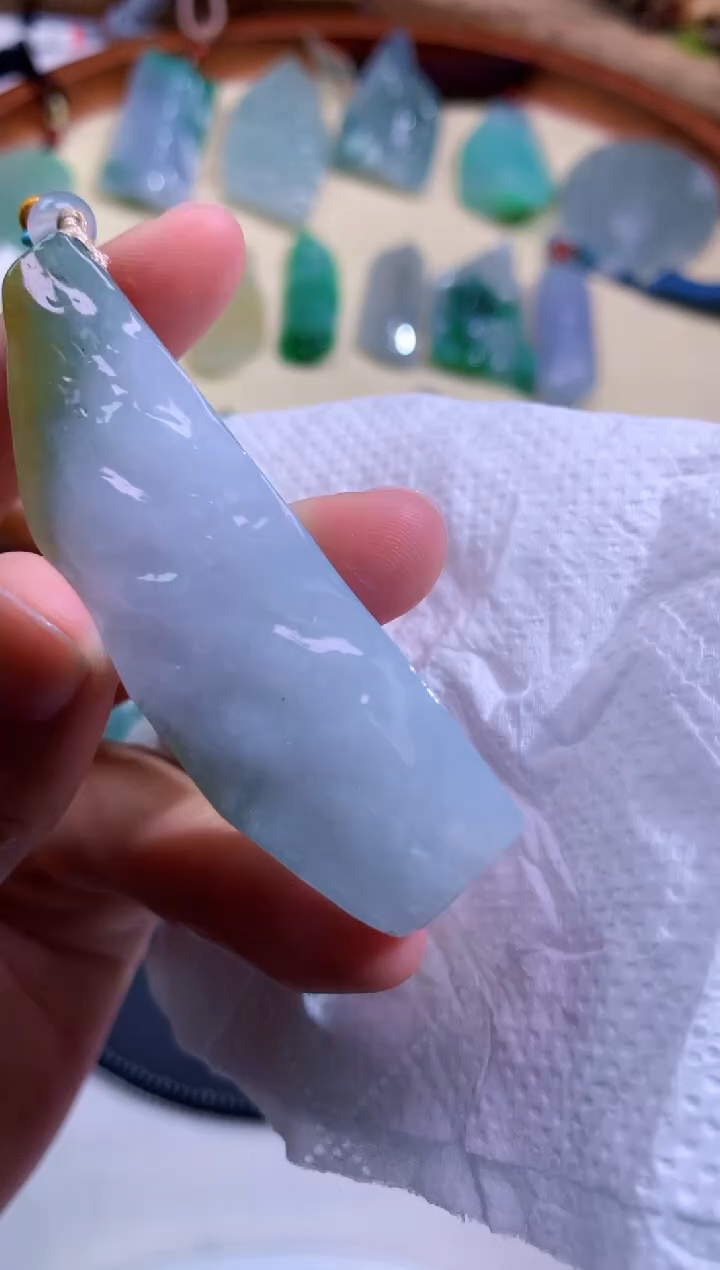 颈饰未镶嵌翡翠       