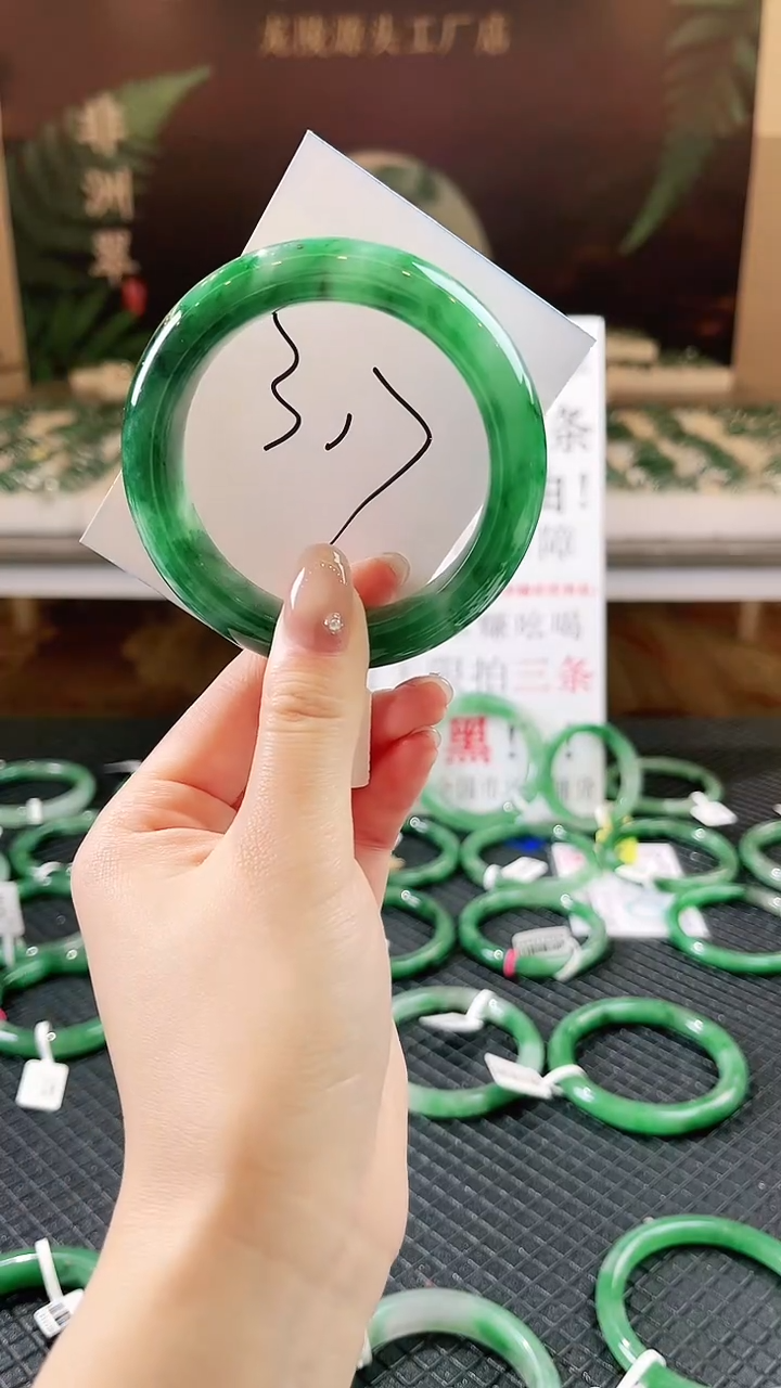 未镶嵌手镯石英质玉（非洲翠）微瑕一经发货运费不退介意勿拍