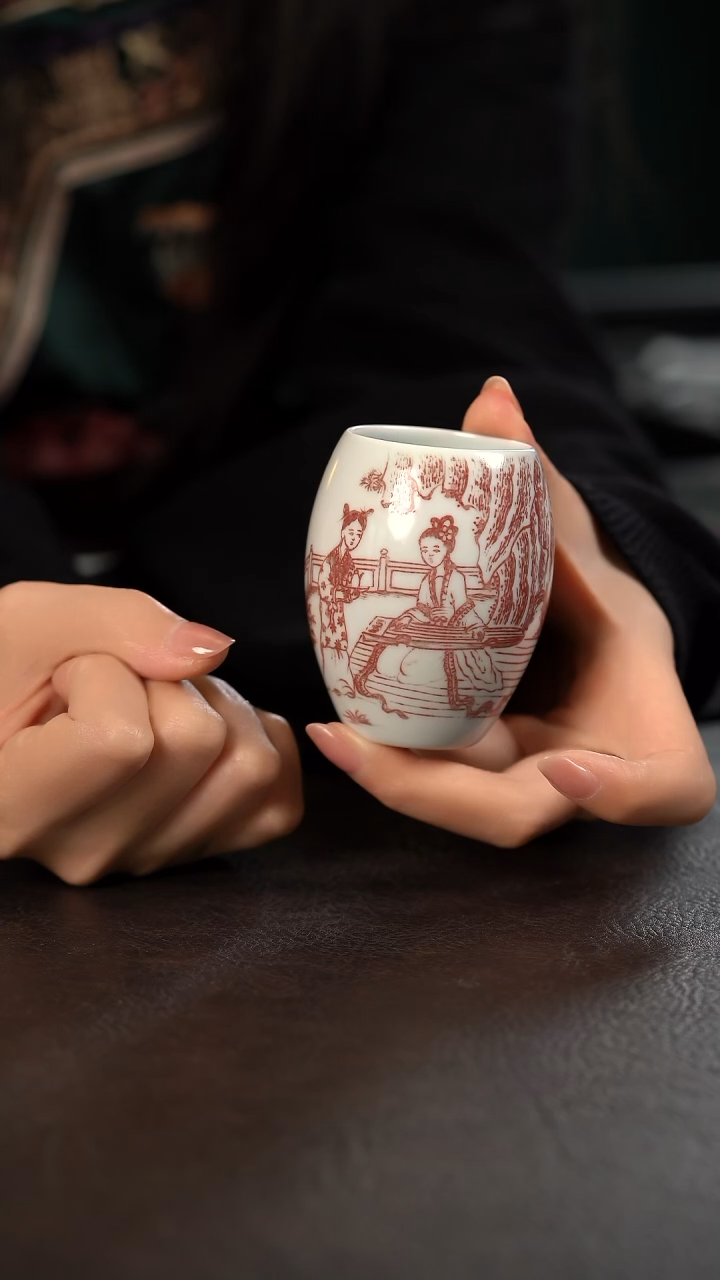 贵红窑釉里红仕女图手握蛋蛋杯