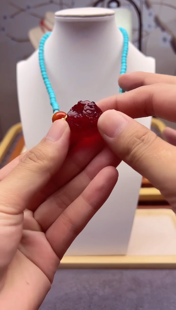 14K金镶嵌颈饰血珀X46