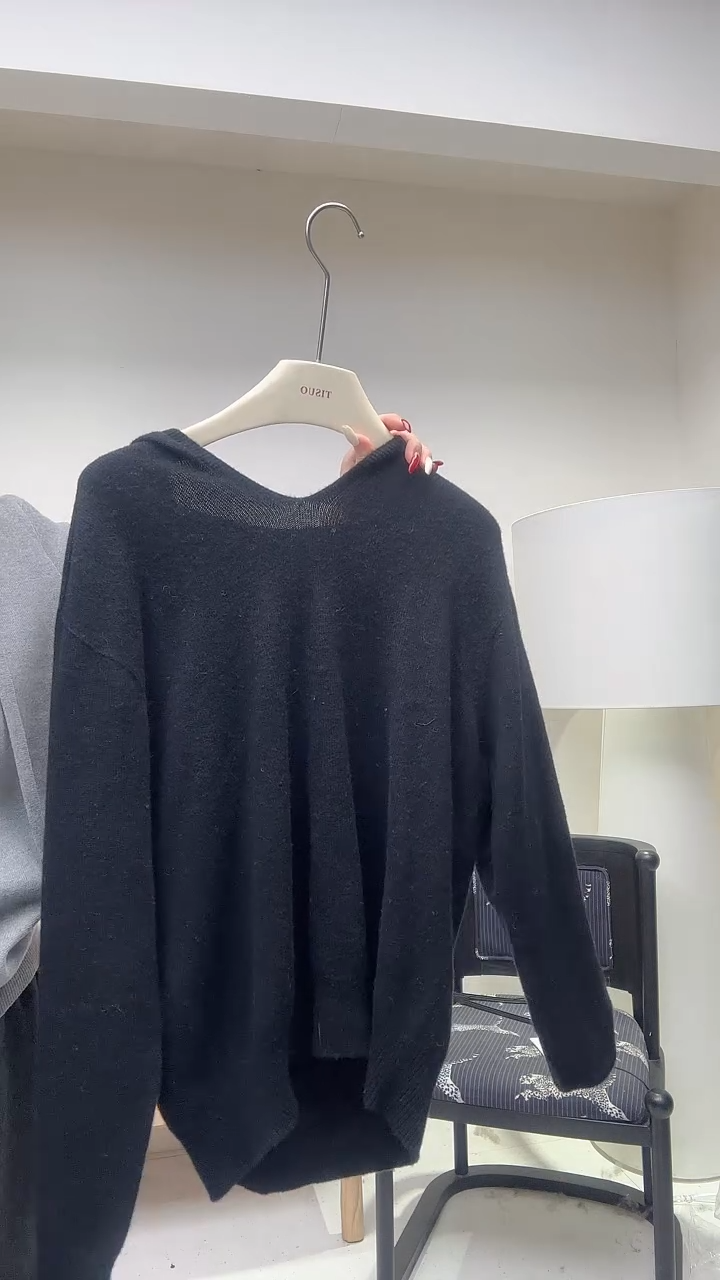 黑色V领连帽上衣