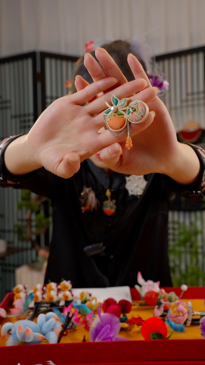 刺绣?****?苏绣非遗绒花饰品