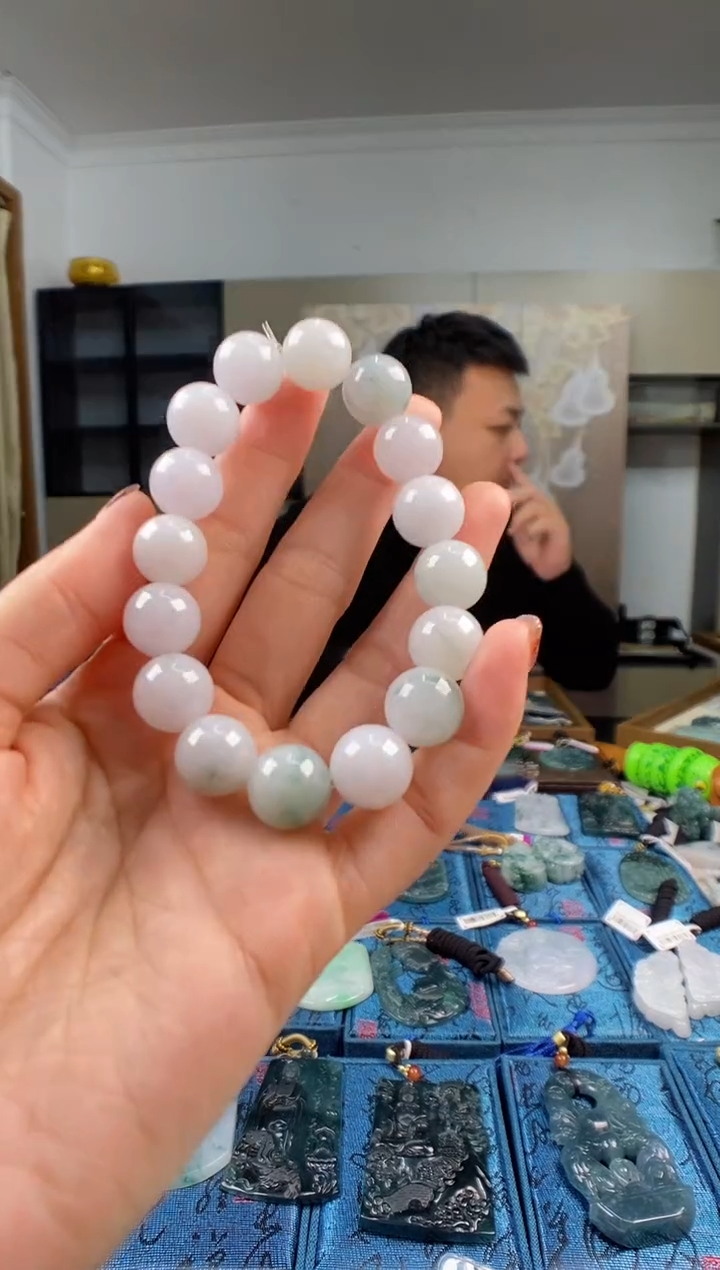 颈饰未镶嵌翡翠 多样性发其一