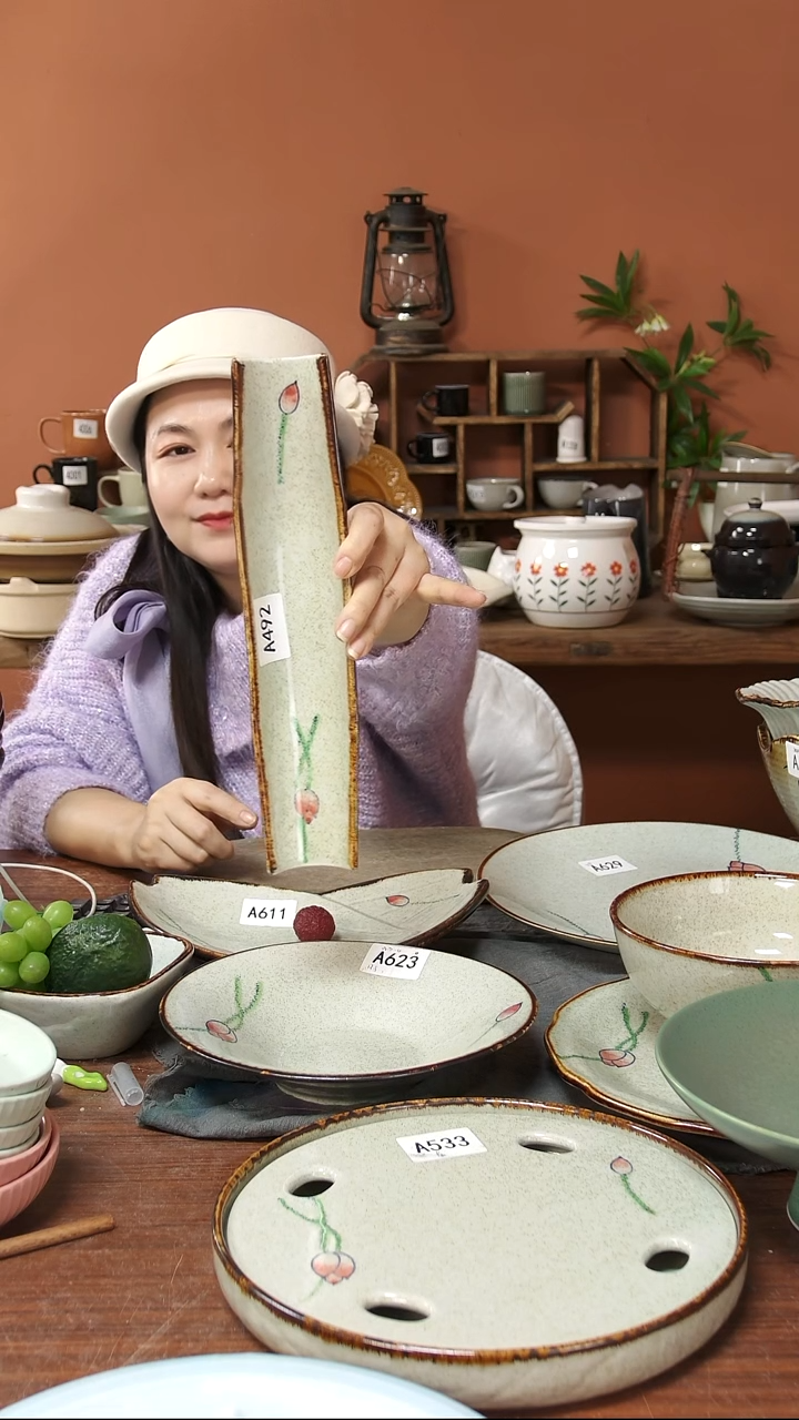 陶瓷A492 一只陶瓷荷花30.5CM长条凹盘可能微瑕
