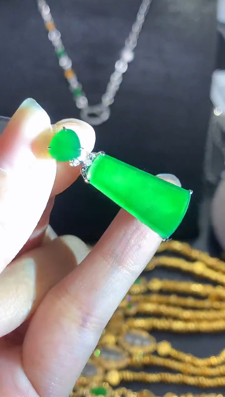 吊坠(不含链)18K金镶嵌翡翠多样性发其一