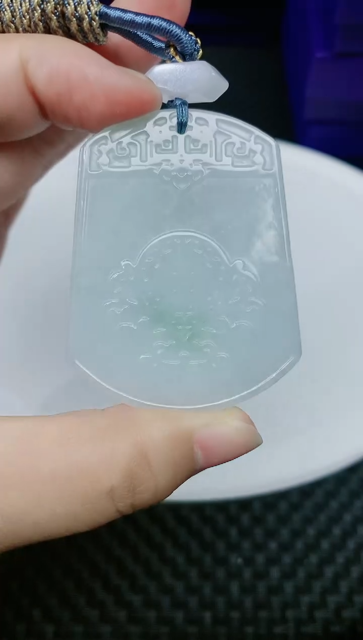 翡翠未镶嵌颈饰            