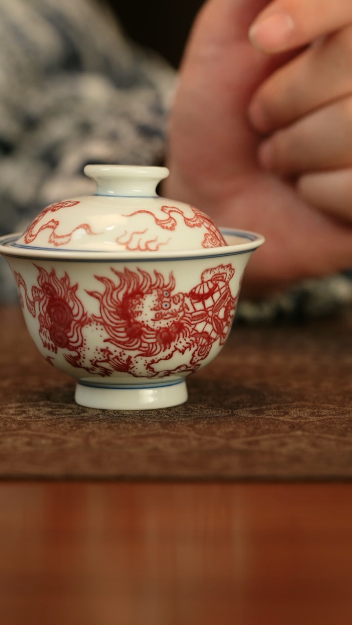 【闪购商品】莹璨轩全釉里红双狮绣球盖碗