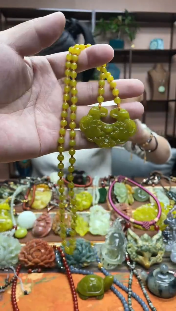 未镶嵌岫玉颈饰多样性发货发其中之一