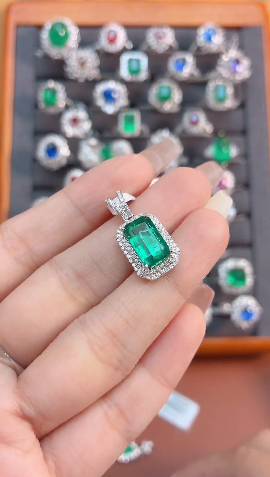 18K金镶嵌吊坠祖母绿-3.2克拉