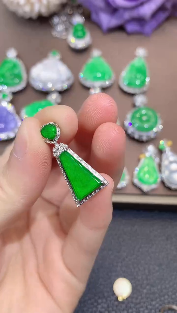 吊坠(不含链)18K金镶嵌翡翠诺****）C16多样性发一件