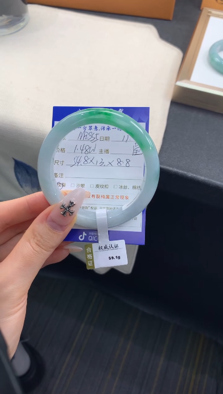 未镶嵌手镯翡翠m***5退货需手镯吊牌标签完好 