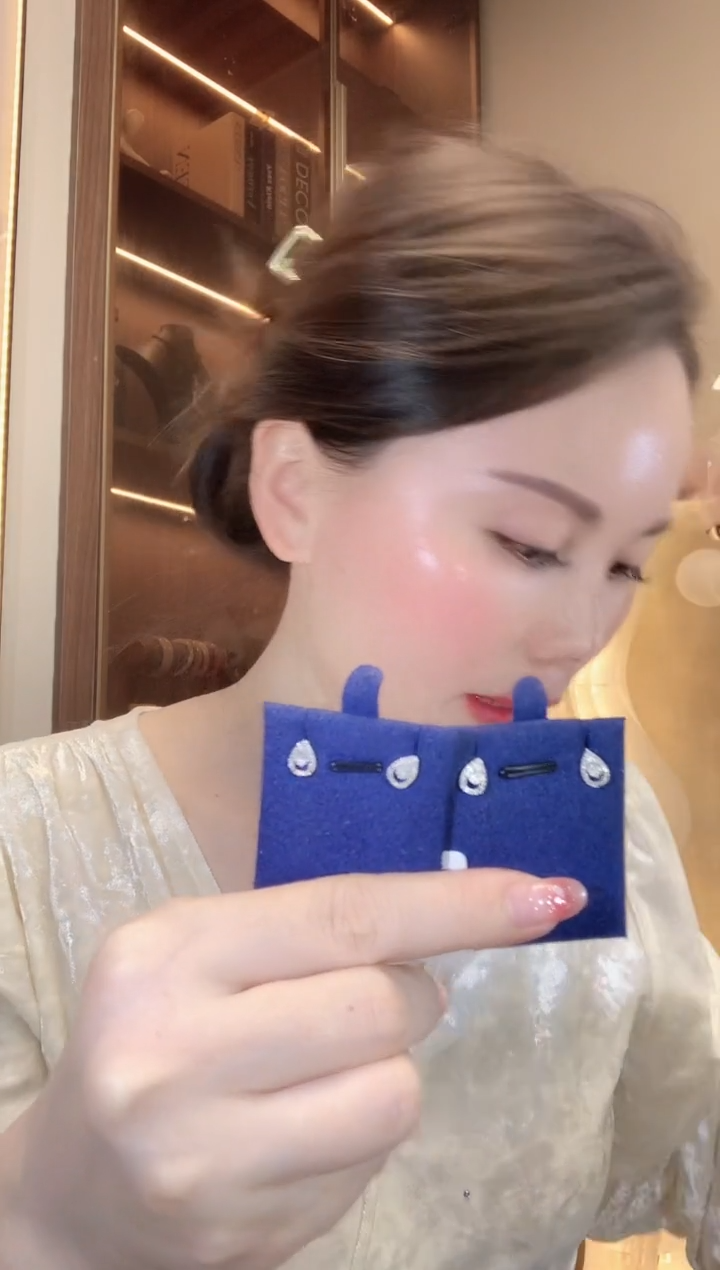 【闪购商品】钻石耳饰18K金镶嵌A30 多样性发货一件