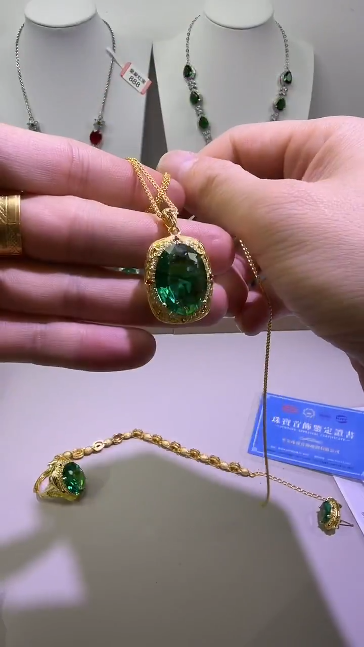 吊坠(赠链)18K金镶嵌祖母绿31