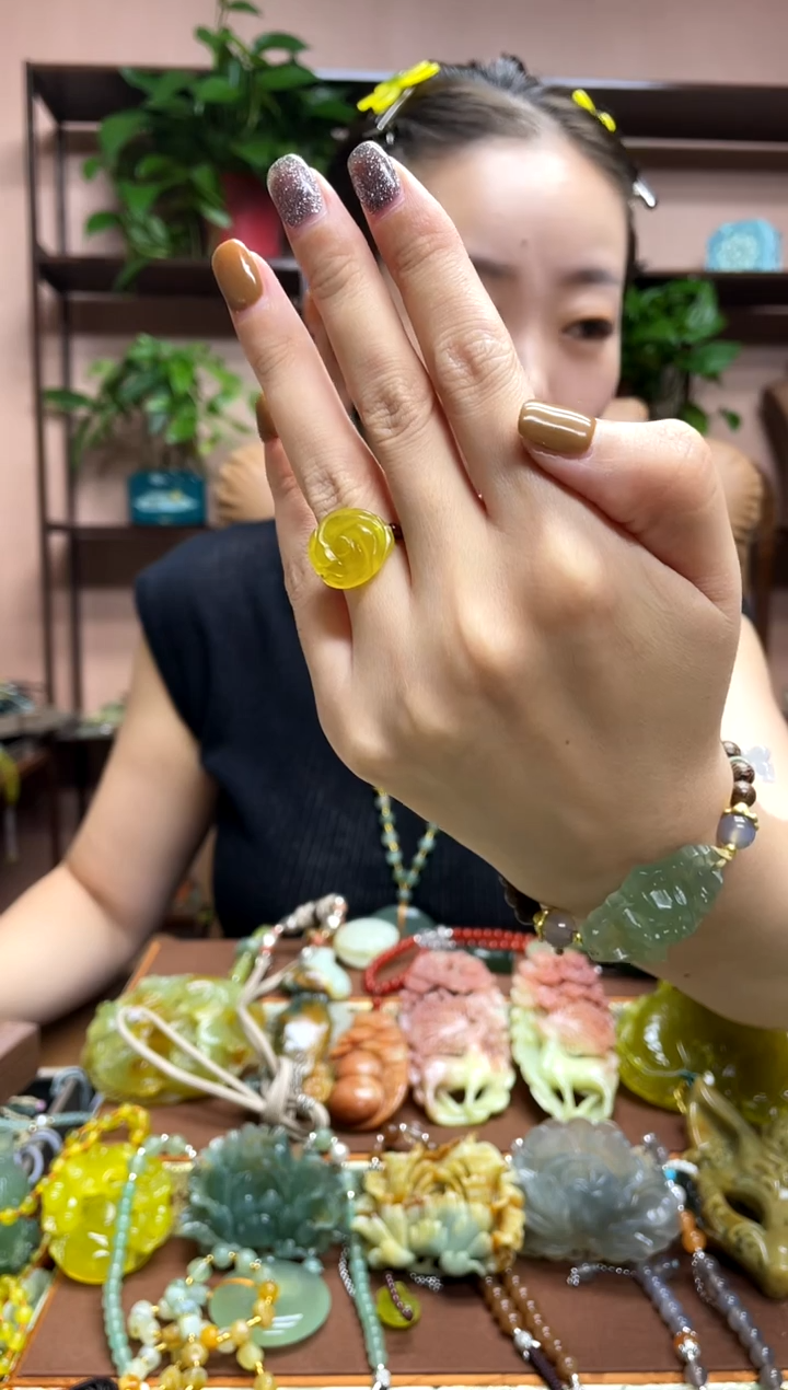 未镶嵌岫玉吊坠多样性发货发其中之一