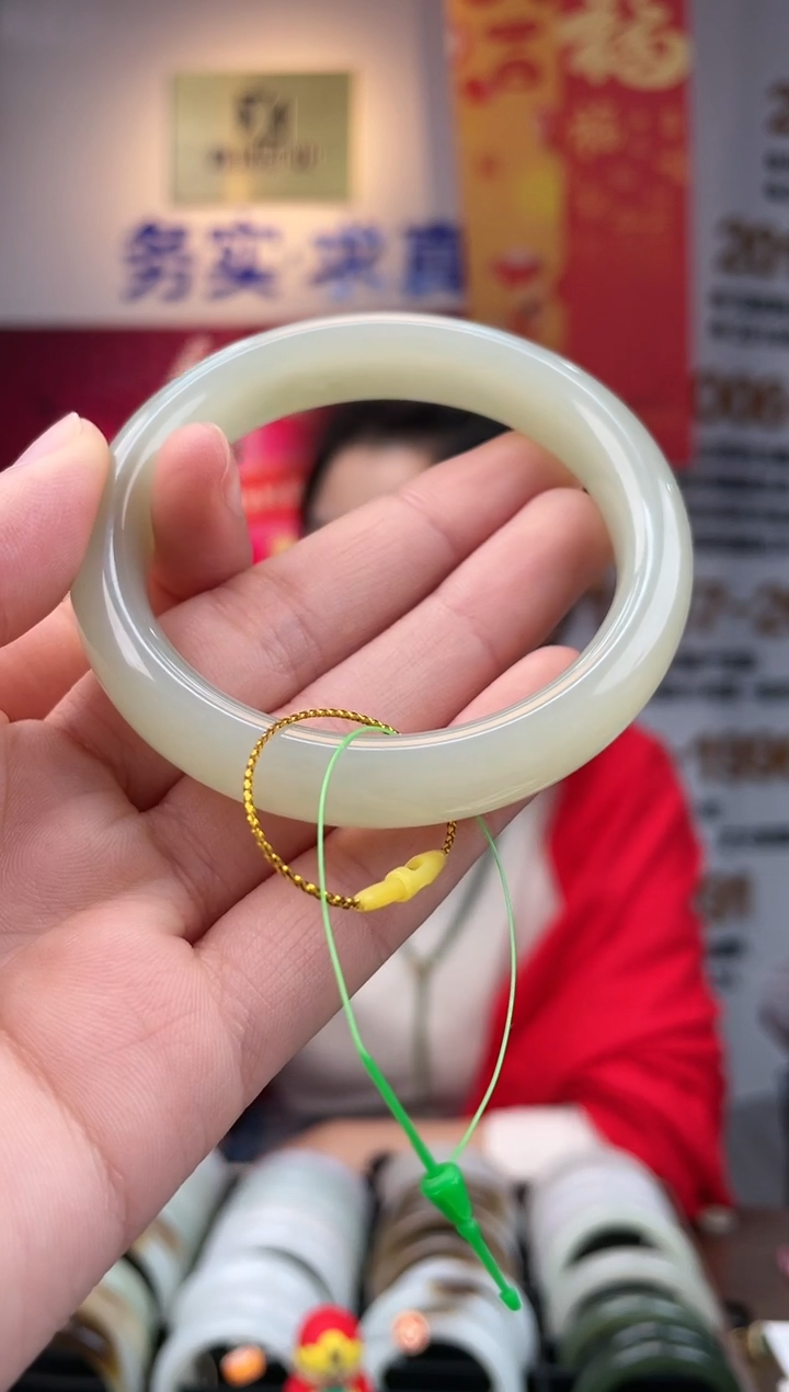 【闪购商品】和田玉手镯未镶嵌湖水手镯多样性发一条 圈口客服备注