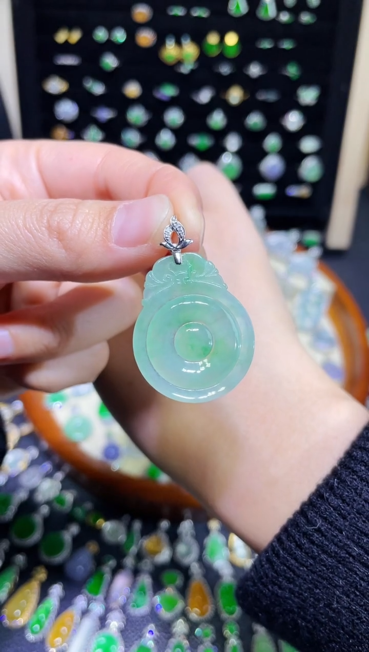 【闪购商品】翡翠颈饰18K金镶嵌高冰金丝阳福贝吊坠