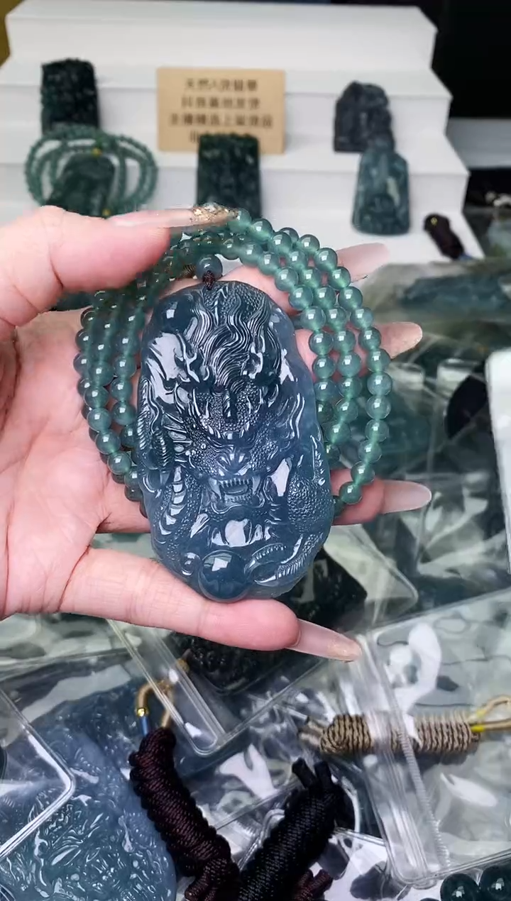 颈饰未镶嵌翡翠 