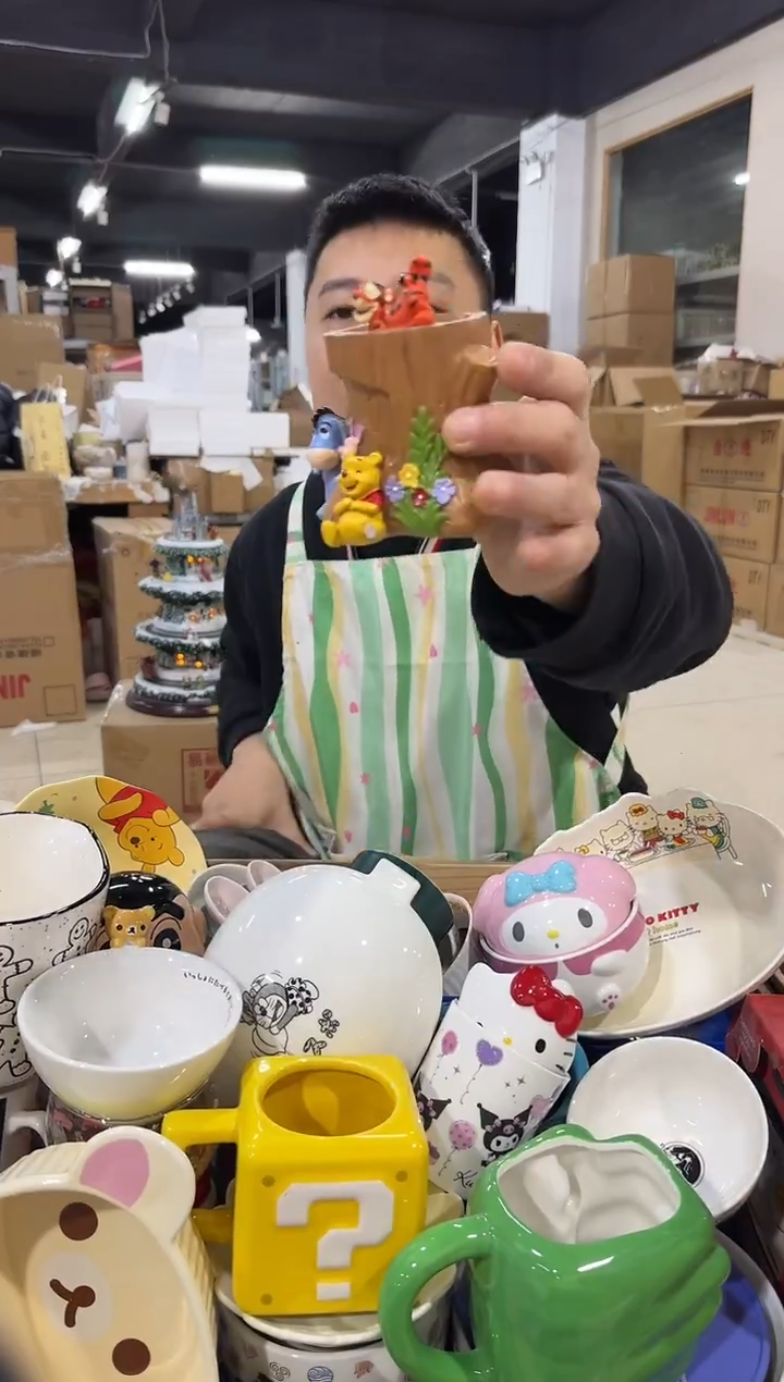 瓷片维尼树桩笔筒