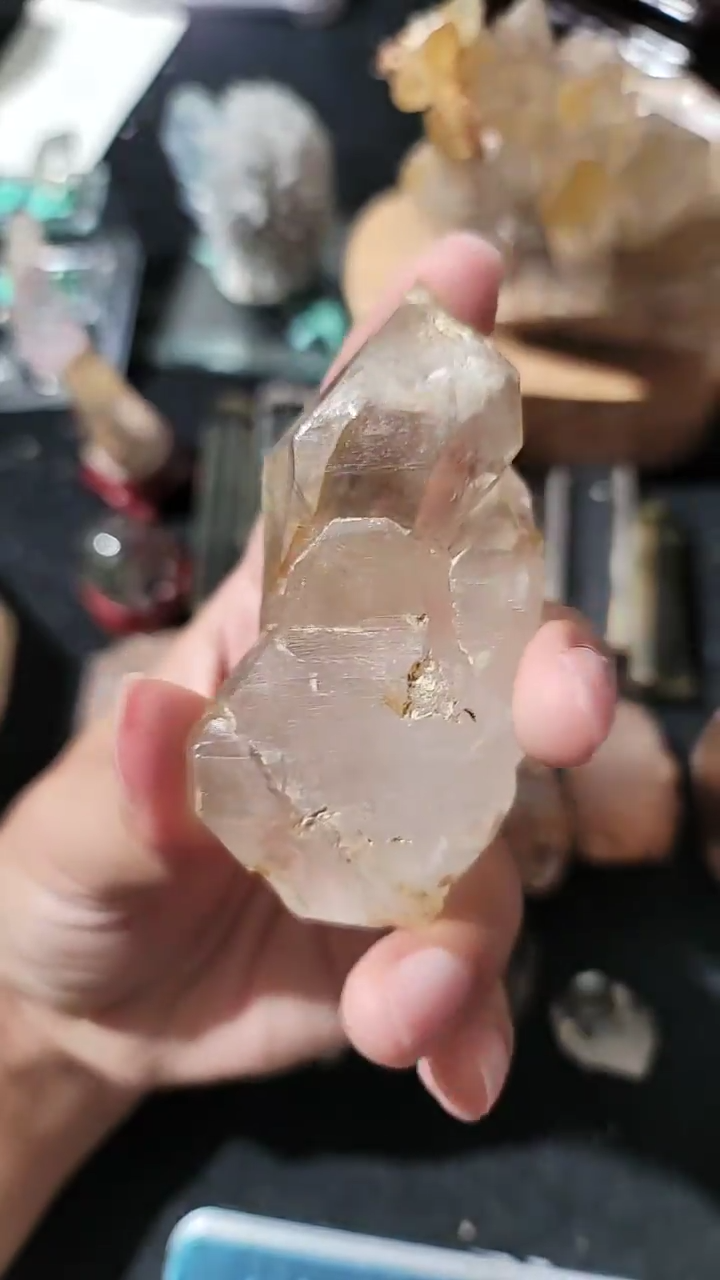 原石未镶嵌水晶119g全包黄泥骸骨带单尖