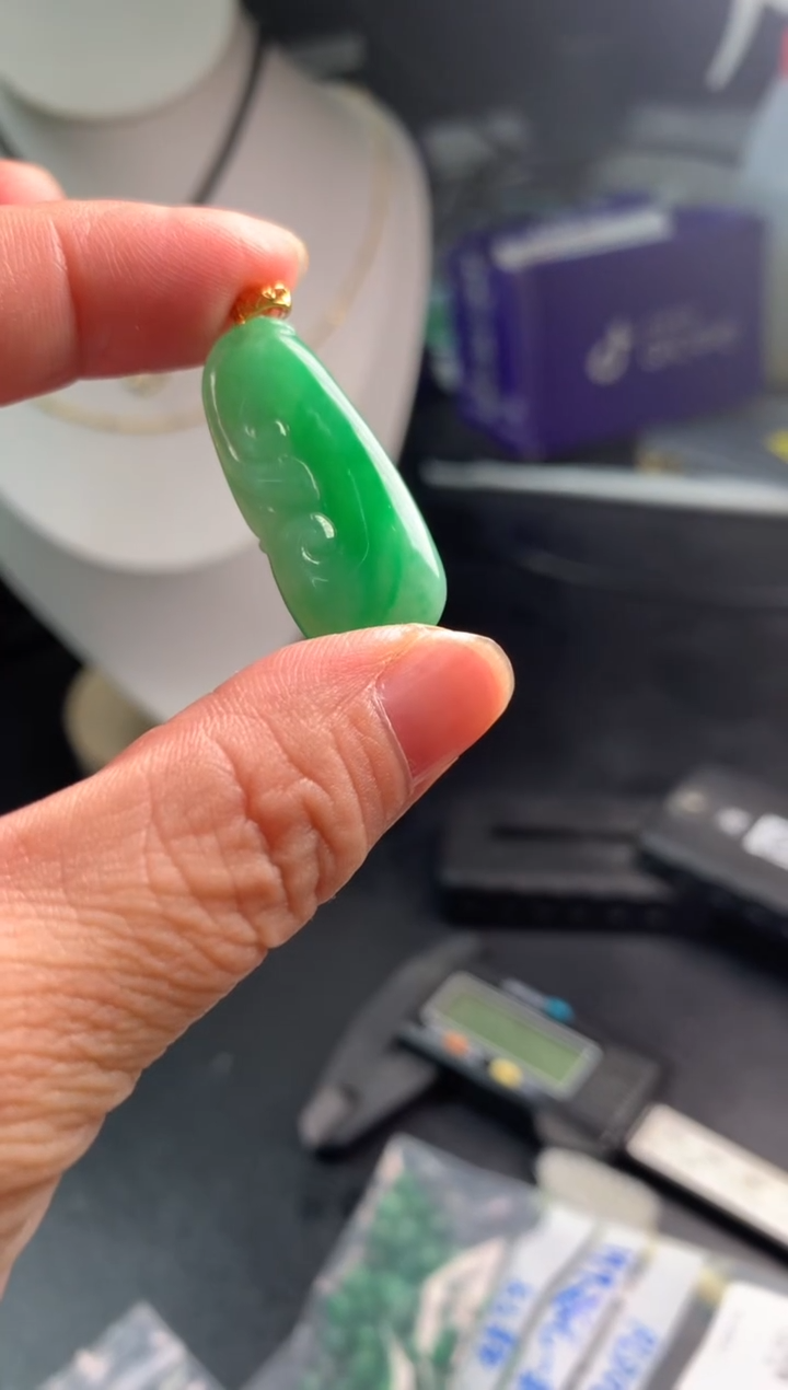 颈饰18K金镶嵌翡翠挂件